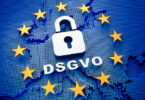 Blauer Hintergrund mit Karte von Europa. Darauf zwölf gelbe Sterne im Kreis. Darin schematisierte Darstellung eines Schlosses und darunter der Schriftzug DSGVO.