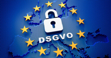 Blauer Hintergrund mit Karte von Europa. Darauf zwölf gelbe Sterne im Kreis. Darin schematisierte Darstellung eines Schlosses und darunter der Schriftzug DSGVO.