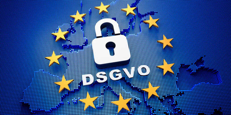 Blauer Hintergrund mit Karte von Europa. Darauf zwölf gelbe Sterne im Kreis. Darin schematisierte Darstellung eines Schlosses und darunter der Schriftzug DSGVO.