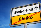 Fiktives quadratisches Verkehrsschild. In der oberen Hälfte steht Sicherheit, daneben ein Pfeil nach oben. In der Hälfte steht das Wort Risiko. Dieses ist mit einer diagonalen roten Linie durchgestrichen.