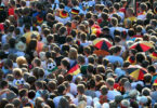 Aufsicht einer dicht gedrängten Menge von Fußballfans.