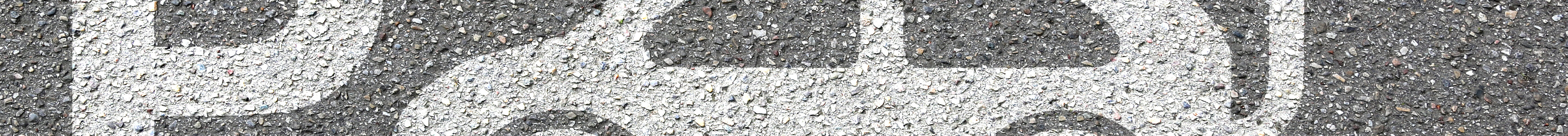 Zeichnung auf Asphalt, bestehend aus einem großen P für "Parkplatz" sowie der schematischen Darstellung eines Elektrofahrzeugs.