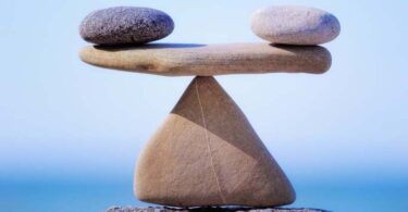 Aufeinandergestapelte Steine, die eine Waage bilden.