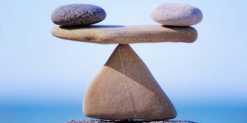 Aufeinandergestapelte Steine, die eine Waage bilden.