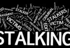 Wortwolke zum Thema Stalking in weißer Schrift auf schwarzem Grund.