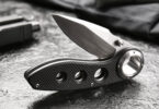 Klappbares Taschenmesser mit gummiertem Griff auf schwarzem strukturiertem Hintergrund.