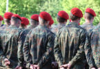Bundeswehrsoldaten von hinten, in einer Reihe aufgestellt.