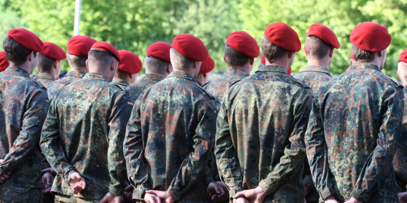 Bundeswehrsoldaten von hinten, in einer Reihe aufgestellt.