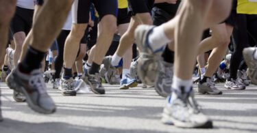 Nahaufnahme der Beine einer Gruppe von Laufenden.