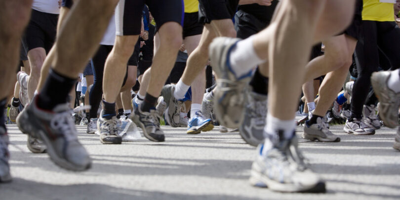 Nahaufnahme der Beine einer Gruppe von Laufenden.