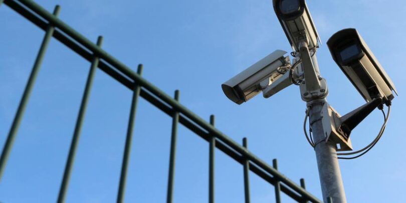 Detailansicht eines Sicherheitszaunes mit Überwachungskamera.