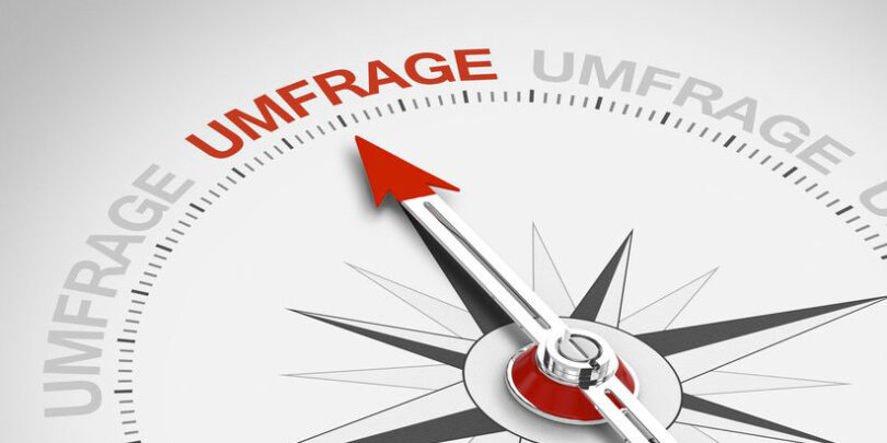 Kompass, dessen Nadel auf das Wort Umfrage zeigt.