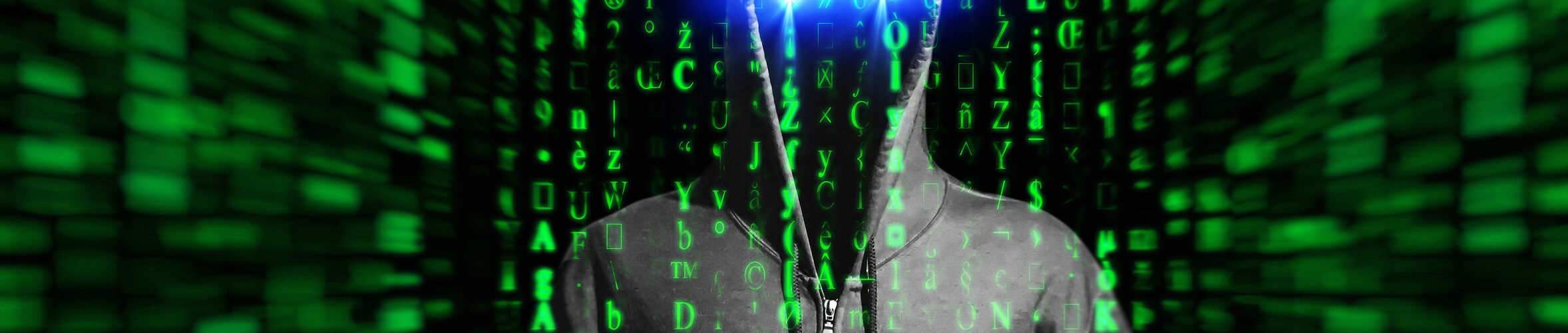 Virtueller Raum, aus dem sich eine bedrohliche Gestalt herausbildet, deren Gesicht von einer Kapuze verschattet ist und die blau leuchtende Augen hat.