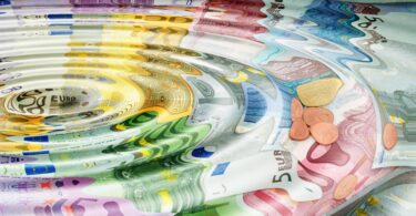 Bildmontage, bei der sich Wellen in konzentrischen Kreisen verbreiten. Unter den Wellen sind Euro-Scheine und -Münzen zu sehen.