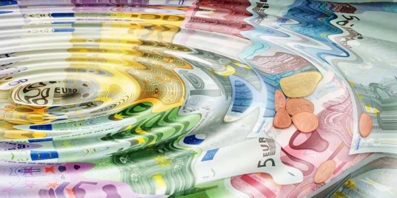 Bildmontage, bei der sich Wellen in konzentrischen Kreisen verbreiten. Unter den Wellen sind Euro-Scheine und -Münzen zu sehen.