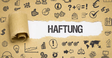 Braunes Papier, das aufgerissen ist, wobei in dem Riss das Wort 'Haftung' zu lesen ist.