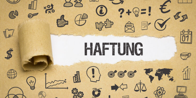 Braunes Papier, das aufgerissen ist, wobei in dem Riss das Wort 'Haftung' zu lesen ist.