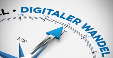 Kompassnadel, die auf das Syntagma "Digitaler Wandel" zeigt.