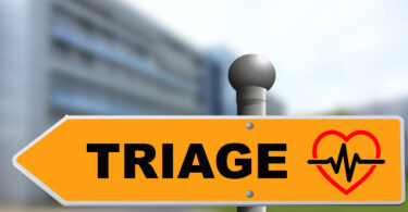 Pfeilschild, auf dem in Großbuchstaben "Triage" steht.