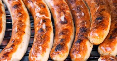 Bratwürste auf Grillrost.