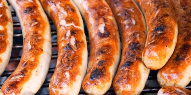 Bratwürste auf Grillrost.