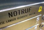 Notruf-Knopf im Fahrstuhl.