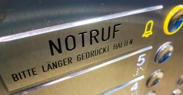 Notruf-Knopf im Fahrstuhl.