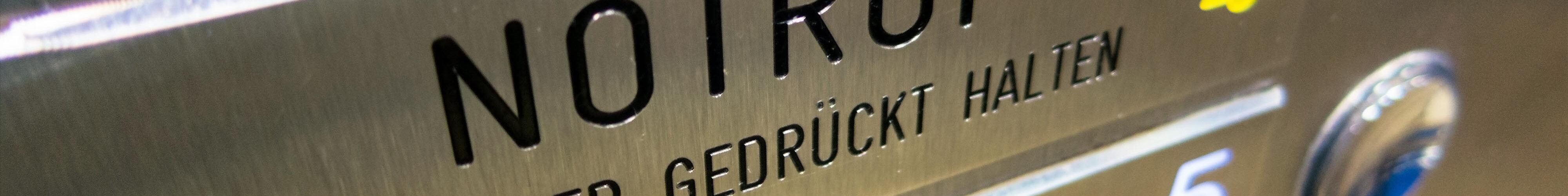 Notruf-Knopf im Fahrstuhl.