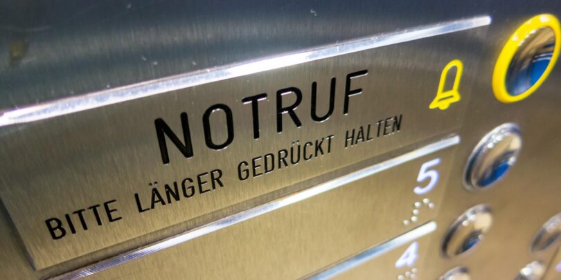 Notruf-Knopf im Fahrstuhl.
