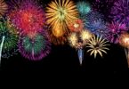 Explodierende Feuerwerkskörper vor schwarzem Nachthimmel.