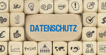 Übereinander gestapelte Würfel mit Symbolen, wobei auf dem mittleren Würfel "Datenschutz" steht.