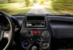 Blick durch Windschutzscheibe eines fahrenden Autos aus Perspektive des Fahrers.