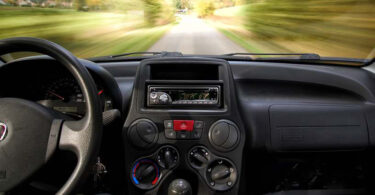 Blick durch Windschutzscheibe eines fahrenden Autos aus Perspektive des Fahrers.