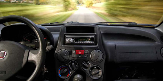 Blick durch Windschutzscheibe eines fahrenden Autos aus Perspektive des Fahrers.