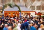Menschenmasse auf Weihnachtsmarkt.