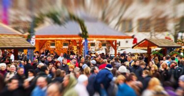Menschenmasse auf Weihnachtsmarkt.