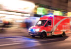 Rettungswagen der Berliner Feuerwehr fährt mit Blaulicht durch die Stadt.
