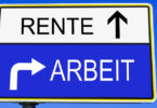 Fiktives rechteckiges Verkehrsschild, das in einen oberen und einen unteren Bereich aufgeteilt ist. Im oberen weißen Bereich steht mit schwarzer Schrift das Wort "Rente". Rechts daneben befindet sich ein nach oben zeigender Pfeil. Im unteren blauen Bereich steht in weißer Schrift das Wort "Arbeit". Links daneben befindet sich ebenfalls ein Pfeil, der eine Kurve beschreibt, sodass dessen Spitze nach rechts zeigt.