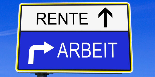 Fiktives rechteckiges Verkehrsschild, das in einen oberen und einen unteren Bereich aufgeteilt ist. Im oberen weißen Bereich steht mit schwarzer Schrift das Wort "Rente". Rechts daneben befindet sich ein nach oben zeigender Pfeil. Im unteren blauen Bereich steht in weißer Schrift das Wort "Arbeit". Links daneben befindet sich ebenfalls ein Pfeil, der eine Kurve beschreibt, sodass dessen Spitze nach rechts zeigt.